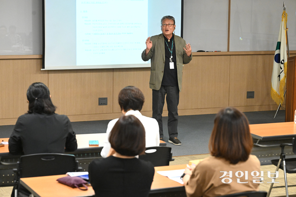 30일 수원시 팔달구 경인일보 본사에서 열린 미래사회포럼에서 김영모 경인일보 부회장 겸 인천본사 사장이 ‘을(乙)의 성공학-영업 실무와 영업인의 소양’을 주제로 강연하고 있다. 2026.9.30 /최은성기자 ces7198@kyeongin.com