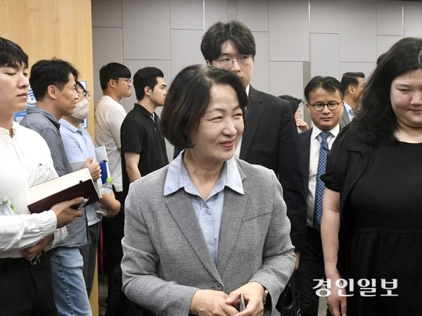 추미애 경기도지사가 28일 국회에서 열린  ‘3기 신도시 자족강화와 신속추진을 위한 제도개선 과제’ 토론회를 마치고 퇴장하고 있다. 이날 추 지사는 정부 차원의 도시계획 추진 시 광역교통망 구축에 대한 예비타당성조사를 면제해야 한다고 주장했다. 2026.9.28 /김우성기자 wskim@kyeongin.com