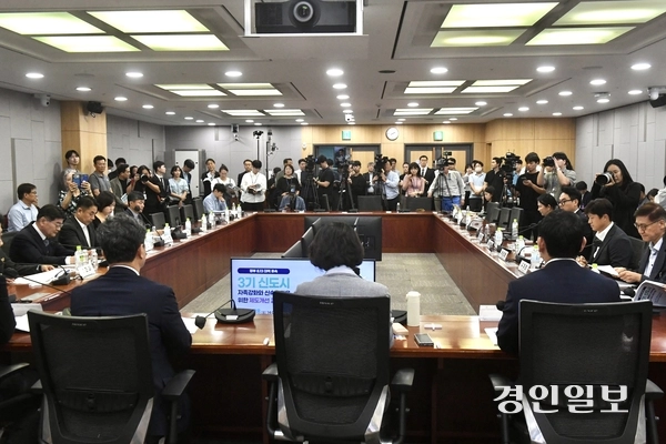 28일 국회 의원회관에서 추미애 경기도지사 등이 참석한 가운데 ‘3기 신도시 자족강화와 신속추진을 위한 제도개선 과제’ 토론회가 열렸다.  2026.9.28 /김우성기자 wskim@kyeongin.com