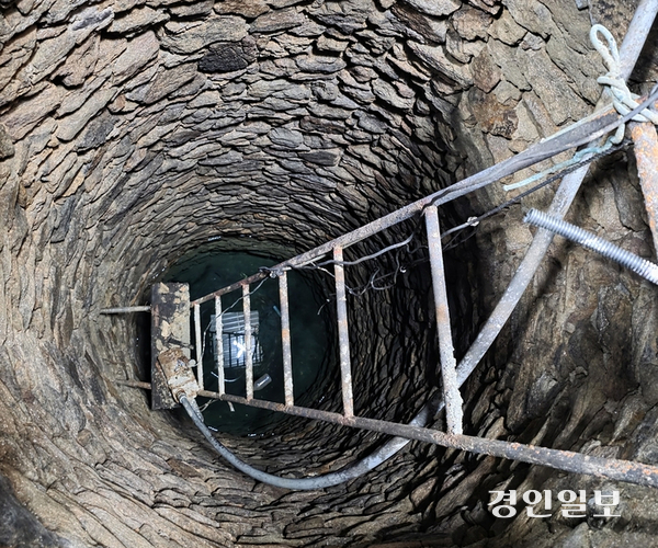 강화군 길상면 온수리 금풍양조장의 세월의 깊이를 느끼게 하는 우물. 2026.9.28 /정진오기자 schild@kyeongin.com