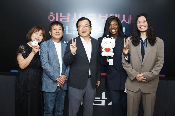 지난 7일 하남시청에서 열린 ‘하남시 홍보대사 위촉식’에서 안무가 카니와 이현재(가운데) 시장이 기념촬영을 하고 있다. 2026.9.7 /하남시 제공