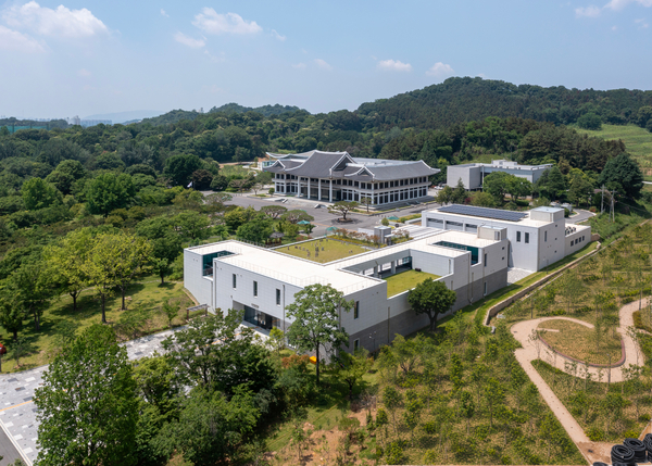 지난해말 문을 연 국립광주박물관 도자문화관은 1970년대 건립된 한옥 양식의 박물관 본관 건물, 자연환경과의 조화를 염두에 두고 설계됐다. /김재경 작가 제공