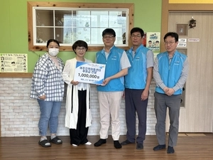 한강보관리단 직원들 월급 모아 여주지역아동센터에 100만원 전달