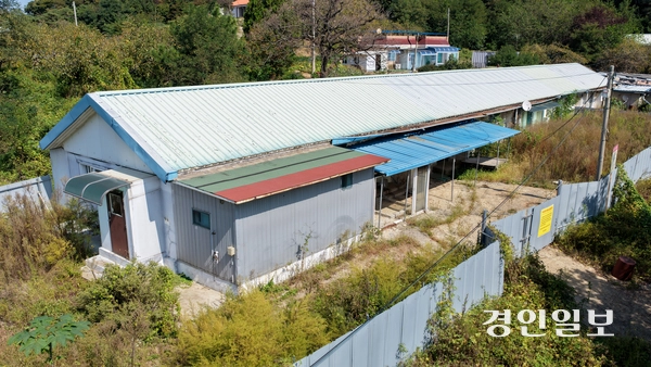 경기도가 선감학원 옛터에 역사문화공간을 조성하는 사업이 정부의 내년도 본예산안에 관련 국비가 반영되지 않아 첫 삽을 뜨지도 못한 채 표류할 위기에 놓였다. 사진은 1일 안산시 일대 선감학원 옛터에 남아 있는 아동집단수용시설 모습. 2026.9.29 /최은성기자 ces7198@kyeongin.com