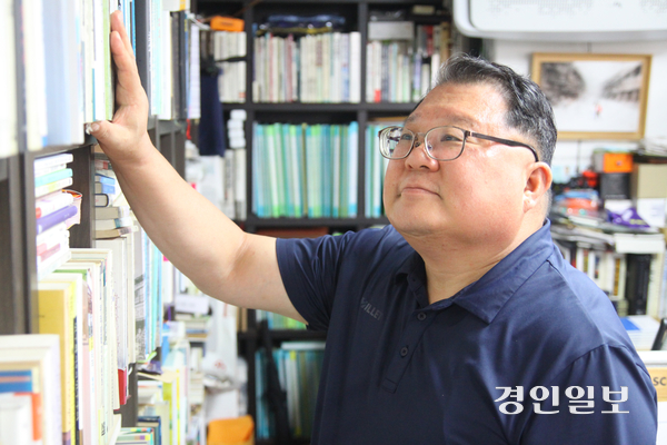 장지섭 시인의 출판사 사무실에는 스승 김대규 시인의 사진과 관련 서적들, 스승이 남긴 자료들이 가득하다. 2026.9.29 안양/박상일기자 metro@kyeongin.com