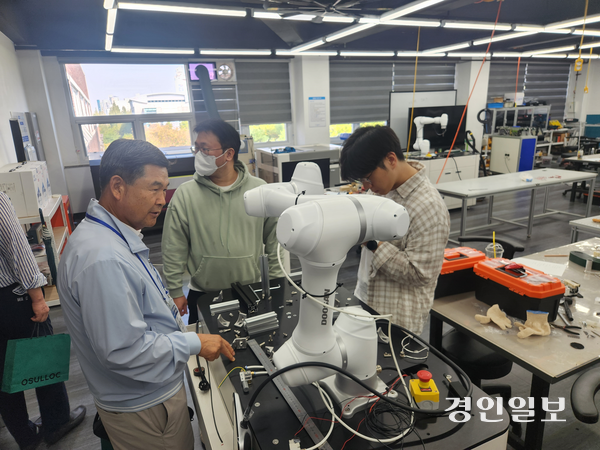 지난달 30일 오전 한국폴리텍2대학 인천캠퍼스에서 남동국가산업단지 기업들이 로봇 공정 교육에 대한 설명을 듣고 있다. 2026.9.30 /유진주기자 yoopearl@kyeongin.com