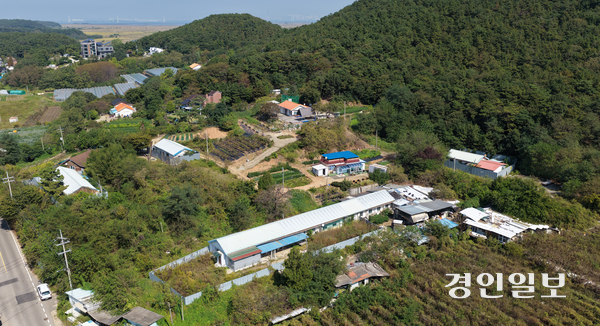 경기도가 선감학원 옛터에 역사문화공간을 조성하는 사업이 정부의 내년도 본예산안에 관련 국비가 반영되지 않아 첫 삽을 뜨지도 못한 채 표류할 위기에 놓였다. 사진은 1일 안산시 일대 선감학원 옛터에 남아 있는 아동집단수용시설 모습. 2026.10.1 /최은성기자 ces7198@kyeongin.com