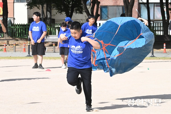 완연한 가을 날씨를 보인 1일 화성시 매송초등학교에서 열린 가을 운동회에서 어린이들이 경기를 하며 즐거운 시간을 보내고 있다. 2026.10.1 /최은성기자 ces7198@kyeongin.com