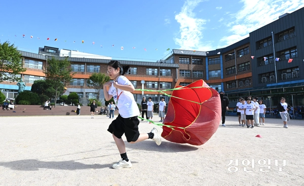 완연한 가을 날씨를 보인 1일 화성시 매송초등학교에서 열린 가을 운동회에서 어린이들이 경기를 하며 즐거운 시간을 보내고 있다. 2026.10.1 /최은성기자 ces7198@kyeongin.com