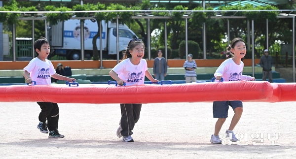 완연한 가을 날씨를 보인 1일 화성시 매송초등학교에서 열린 가을 운동회에서 어린이들이 경기를 하며 즐거운 시간을 보내고 있다. 2026.10.1 /최은성기자 ces7198@kyeongin.com