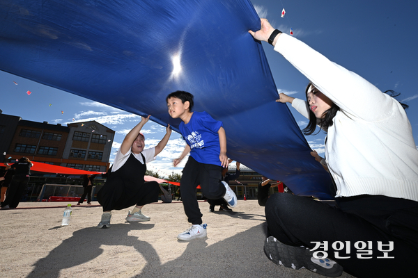 완연한 가을 날씨를 보인 1일 화성시 매송초등학교에서 열린 가을 운동회에서 어린이들이 경기를 하며 즐거운 시간을 보내고 있다. 2026.10.1 /최은성기자 ces7198@kyeongin.com