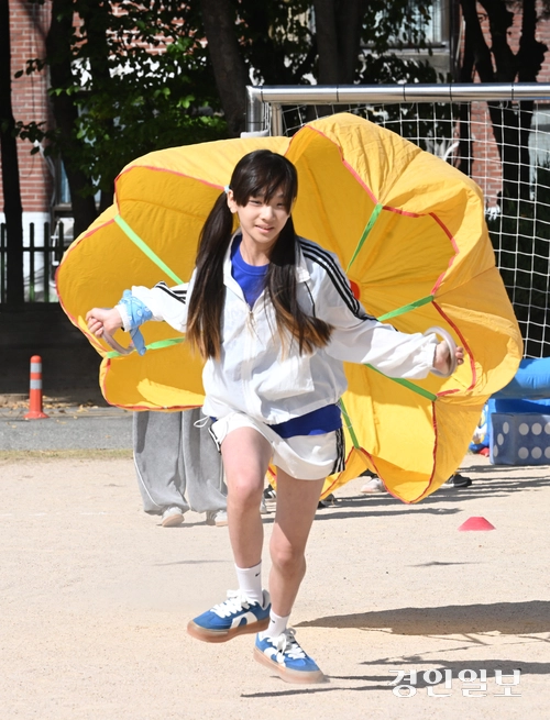 완연한 가을 날씨를 보인 1일 화성시 매송초등학교에서 열린 가을 운동회에서 어린이들이 경기를 하며 즐거운 시간을 보내고 있다. 2026.10.1 /최은성기자 ces7198@kyeongin.com
