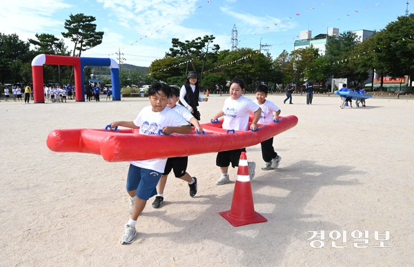 완연한 가을 날씨를 보인 1일 화성시 매송초등학교에서 열린 가을 운동회에서 어린이들이 경기를 하며 즐거운 시간을 보내고 있다. 2026.10.1 /최은성기자 ces7198@kyeongin.com