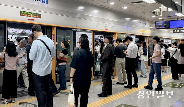 인천도시철도 2호선의 출퇴근길 혼잡과 전동차 고장이 이어지며 수송능력 확대·안전 대책 등을 요구하는 시민들의 목소리가 커지고 있다. 1일 오전 인천2호선 가정역 승강장에서 시민들이 열차를 기다리며 길게 줄을 서 있다. 2026.10.1 /송윤지기자 ssong@kyeongin.com