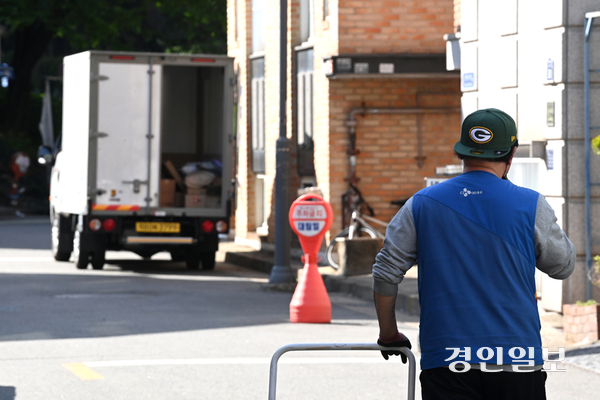 한 택배기사가 택배 박스를 쌓고 있다. /경인일보DB