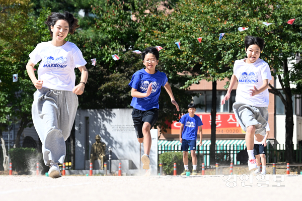 완연한 가을 날씨를 보인 1일 화성시 매송면 매송초등학교에서 열린 가을 운동회에서 어린이들이 달리기 경주를 하며 즐거운 시간을 보내고 있다. 2026.10.1 /최은성기자 ces7198@kyeongin.com