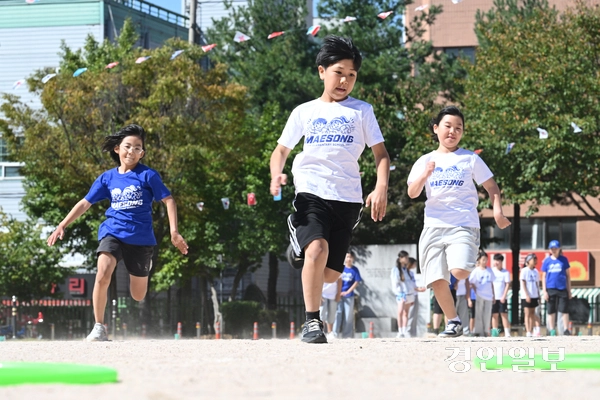 완연한 가을 날씨를 보인 1일 화성시 매송초등학교에서 열린 가을 운동회에서 어린이들이 경기를 하며 즐거운 시간을 보내고 있다. 2026.10.1 /최은성기자 ces7198@kyeongin.com