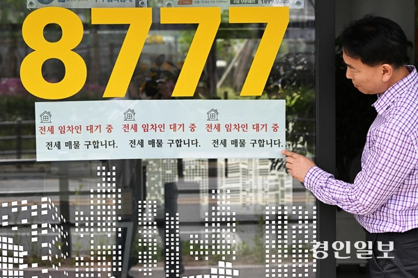 수원시 망포동 한 아파트 단지 부동산에 ‘전세 임차인 대기 중’이라는 문구가 붙어 있다. /임열수기자 pplys@kyeongin.com