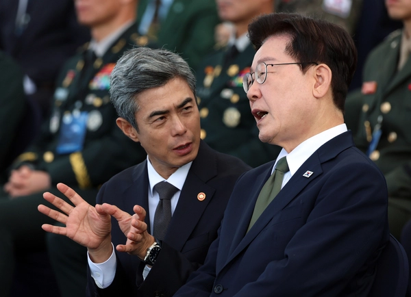 이재명 대통령이 1일 충남 계룡대에서 열린 제78주년 국군의 날 기념행사에서 강신철 국방부 장관의 설명을 듣고 있다. 2026.10.1 /연합뉴스