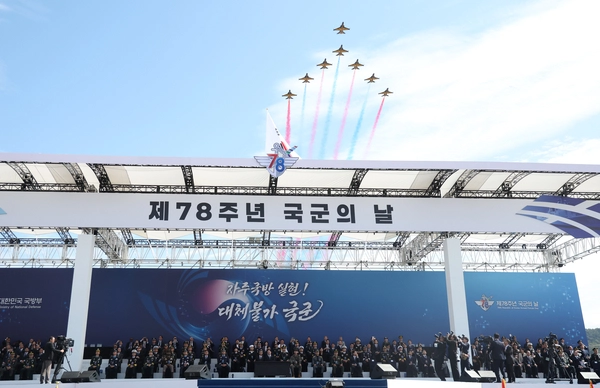공군 특수비행팀 ‘블랙이글스’가 1일 충남 계룡대에서 열린 제78주년 국군의 날 기념행사에서 기동비행을 하고 있다. 2026.10.1 /연합뉴스