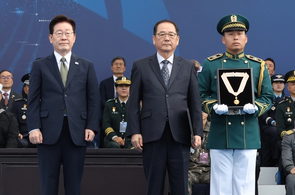 이재명 대통령이 1일 충남 계룡대에서 열린 제78주년 국군의 날 기념식에서 고 정선엽 하사의 동생 정규상 씨에게 충무무공훈장을 수여한 후 기념촬영을 하고 있다. 2026.10.1 /연합뉴스