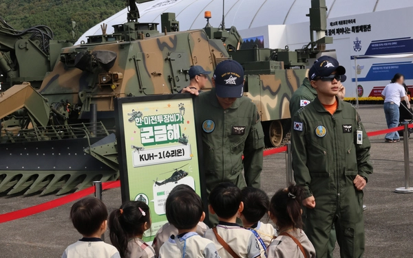 1일 충남 계룡시 계룡대 일원에서 열린 제16회 계룡 군문화축제·2026 지상군 페스티벌을 찾은 어린이들이 군 장비에 대한 설명을 듣고 있다. 2026.10.1 /연합뉴스