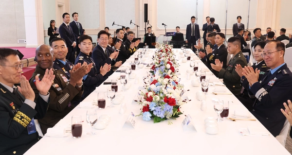 이재명 대통령이 1일 충남 계룡대에서 열린 제78주년 국군의 날 기념 오찬에서 참석자들과 박수치고 있다. 2026.10.1 /연합뉴스