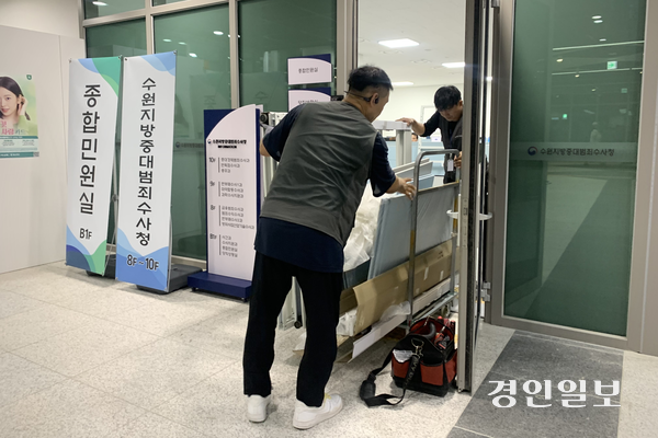 2일 정오께 수원시 영통구 경기신용보증재단 건물 지하 1층에 마련된 수원지방중대범죄수사청 종합민원실에서 작업자들이 집기 설치 등 막바지 내부 정비를 하고 있다. 2026.10.2 /유혜연기자 pi@kyeongin.com
