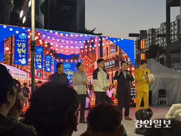 백영현 포천시장이 2일 행사 중앙무대에 올라 시민들에게 상권 활성화 행사 취지를 설명하고 있다. 2026.10.2 /조수현기자 joeloach@kyeongin.com