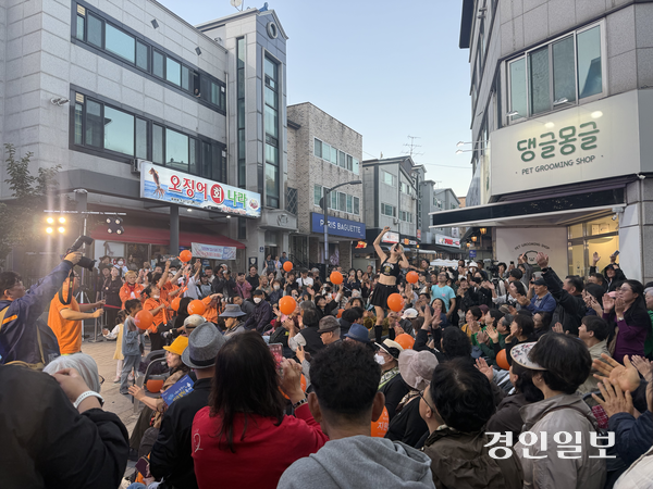 2일 오후 태봉마을 골목형 상점가 중앙에 설치된 무대에서 ‘태봉마을 문화공연’이 열리고 있다. 2026.10.2 /조수현기자 joeloach@kyeongin.com