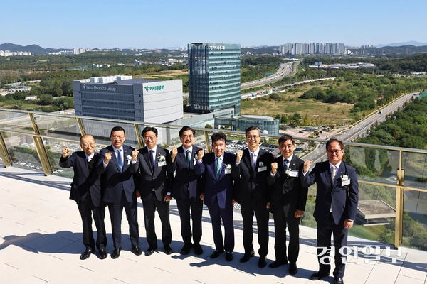 2일 인천 청라국제도시 하나금융그룹 청라 헤드쿼터에서 열린 오프닝 행사를 마친 뒤 내빈들이 시설을 둘러보며 기념촬영 하고 있다. 2026.10.02 /조재현기자 jhc@kyeongin.com