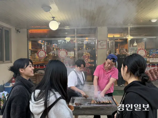 2일 오후 태봉마을 골목형 상점가에서 있는 양꼬치 가게가 축제를 맞이해 야장에서 꼬치를 굽고 있다. 가게를 운영하는 현선옥씨는 골목에서 처음 열린 행사를 반기며, 쉴새 없이 낱개 주문을 받았다. 2026.10.2 /조수현기자 joeloach@kyeongin.com