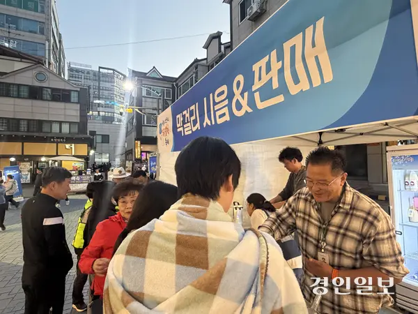 포천시농업재단의 조동희 유통지원팀장이 2일 포천 막걸리 시음&체험 부스에서 시민들을 만나고 있다.  2026.10.2 /조수현기자 joeloach@kyeongin.com