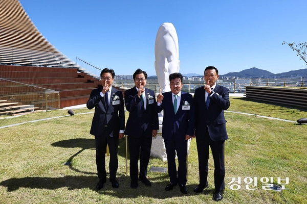 2일 인천 청라국제도시 하나금융그룹 청라 헤드쿼터에서 열린 오프닝 행사를 마친 뒤 내빈들이 시설을 둘러보며 기념촬영 하고 있다. 2026.10.02 /조재현기자 jhc@kyeongin.com