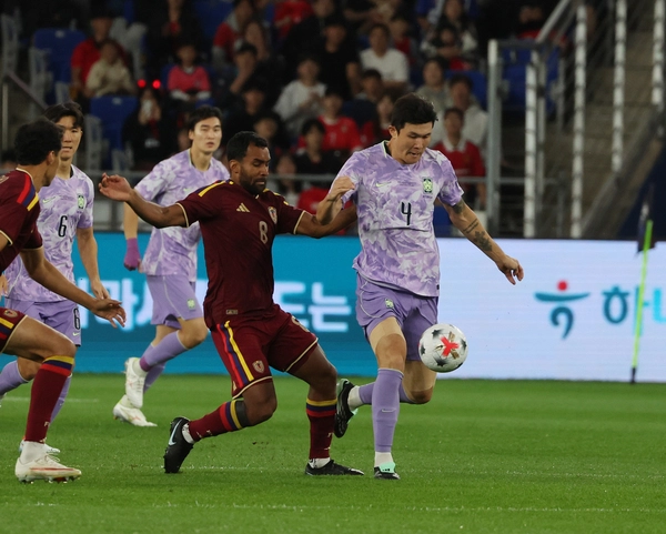 2일 울산 문수축구경기장에서 열린 대한민국과 베네수엘라의 축구 국가대표팀 평가전. 한국 김민재가 수비 진영에서 공을 몰아 나오고 있다. 2026.10.2 /연합뉴스