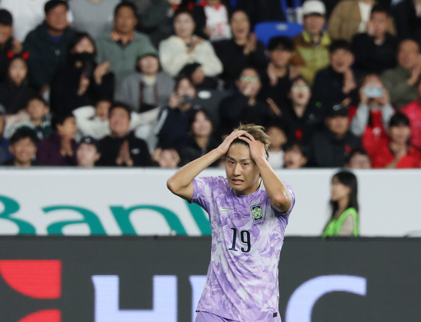 2일 울산 문수축구경기장에서 열린 대한민국과 베네수엘라의 축구 국가대표팀 평가전. 한국 이강인이 골 기회가 무산되자 머리를 감싸고 아쉬워하고 있다. 2026.10.2 /연합뉴스