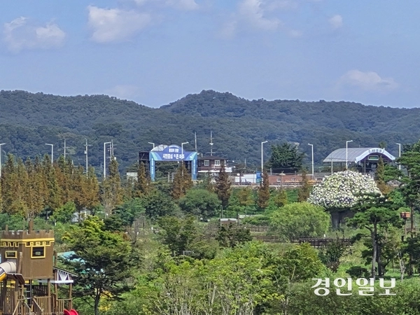 파주 임진각 평화누리공원에서 바라본 국도 1호선. 통일대교 남단 부근에 설치된 검문소가 눈에 띈다. 검문소 앞에서는 사진 촬영이 금지돼 있어 한참 멀리서 촬영했다. 2026.9.14 /김태강기자 think@kyeongin.com