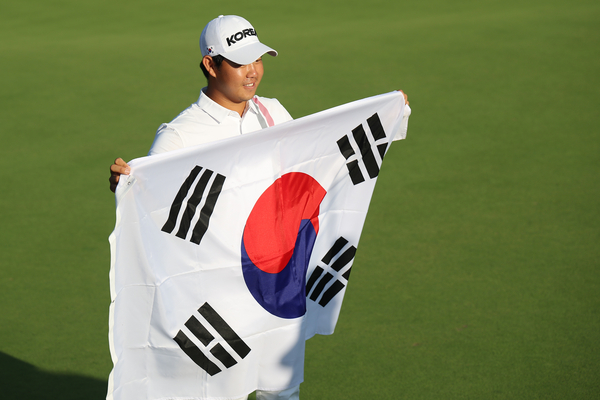 3일 일본 아이치현 가스가이 컨트리클럽 동코스에서 열린 2026 아이치·나고야 아시안게임 남자 골프 4라운드. 최종 합계 18언더파 262타로 우승을 확정지은 한국 김주형이 태극기를 들고 기념촬영을 하고 있다. 2026.10.3 /연합뉴스