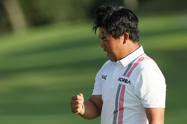 3일 일본 아이치현 가스가이 컨트리클럽 동코스에서 열린 2026 아이치·나고야 아시안게임 남자 골프 4라운드. 최종 합계 18언더파 262타로 우승을 확정지은 한국 김주형이 기뻐하고 있다. 2026.10.3 /연합뉴스
