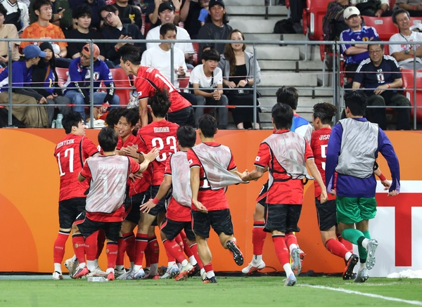 3일 일본 아이치현 도요타 스타디움에서 열린 2026 아이치·나고야 아시안게임 남자 축구 대한민국과 일본의 결승. 한국 엄지성이 선제골을 넣은 뒤 동료들과 함께 기뻐하고 있다. 2026.10.3 /도요타=연합뉴스