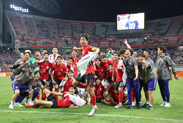 3일 일본 아이치현 도요타 스타디움에서 열린 2026 아이치·나고야 아시안게임 남자 축구 대한민국과 일본의 결승. 승리 후 금메달을 획득한 한국 선수들이 기뻐하고 있다. 2026.10.3 /도요타=연합뉴스