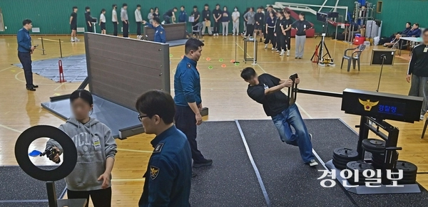지난 4월 인천 삼산체육관에서 ‘경찰 채용 순환식 체력검사’ 체험이 진행되고 있다.  2026.4.13 /조재현기자 jhc@kyeongin.com