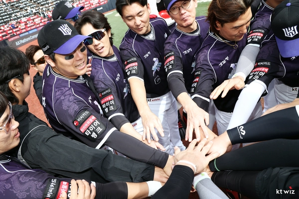 1위 팀의 분위기가 느껴지는 장면. 2026.10.3 /kt wiz 제공