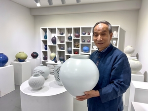 흙으로 빚은 눈송이 ‘설백자’… 조병호 ‘여주 도예명장 1호’ 60년 외길