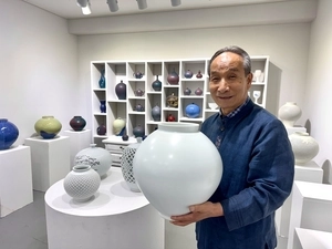 흙으로 빚은 눈송이 ‘설백자’… 조병호 ‘여주 도예명장 1호’ 60년 외길