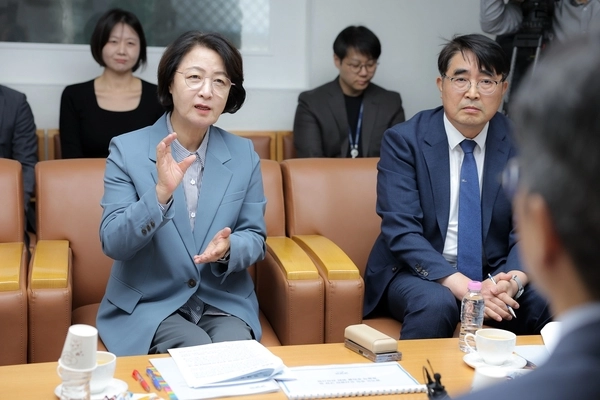 2일 추미애 경기도지사가 서울 국토발전전시관에서 홍지선 국토교통부 장관 면담하고 있다. 2026.10.2 /경기도 제공