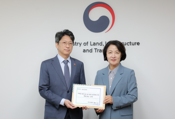 2일 추미애 경기도지사가 서울 국토발전전시관에서 홍지선 국토교통부 장관 면담하고 ‘경기도형 주택공급 전략’을 제안했다. 2026.10.2 /경기도 제공