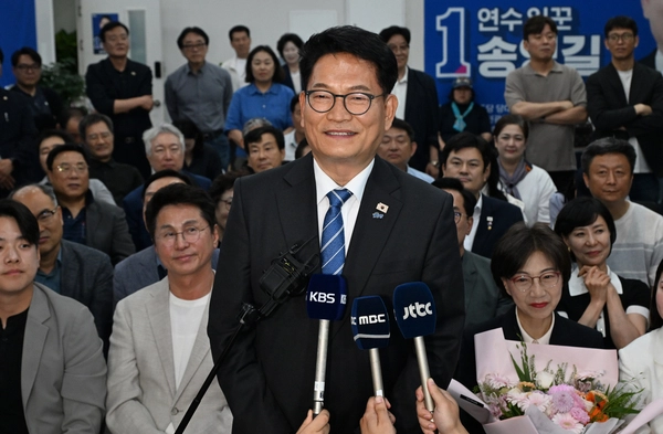 더불어민주당 송영길 연수구갑 국회의원 재.보궐선거 후보가 3일 인천 연수구 선거사무소에서 당선이 확실시 당선 소감을 말하고 있다. /경인일보DB