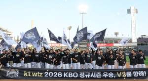 안방서 팬들과 축배… 더 값진 ‘챔피언 kt’