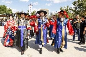 정조의 효심, 화성의 가을 물들이다… 전통에 미래를 더한 ‘정조효문화제’